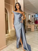 Load image into Gallery viewer, Nicole Bakti - Monaco Gown (Size 6)